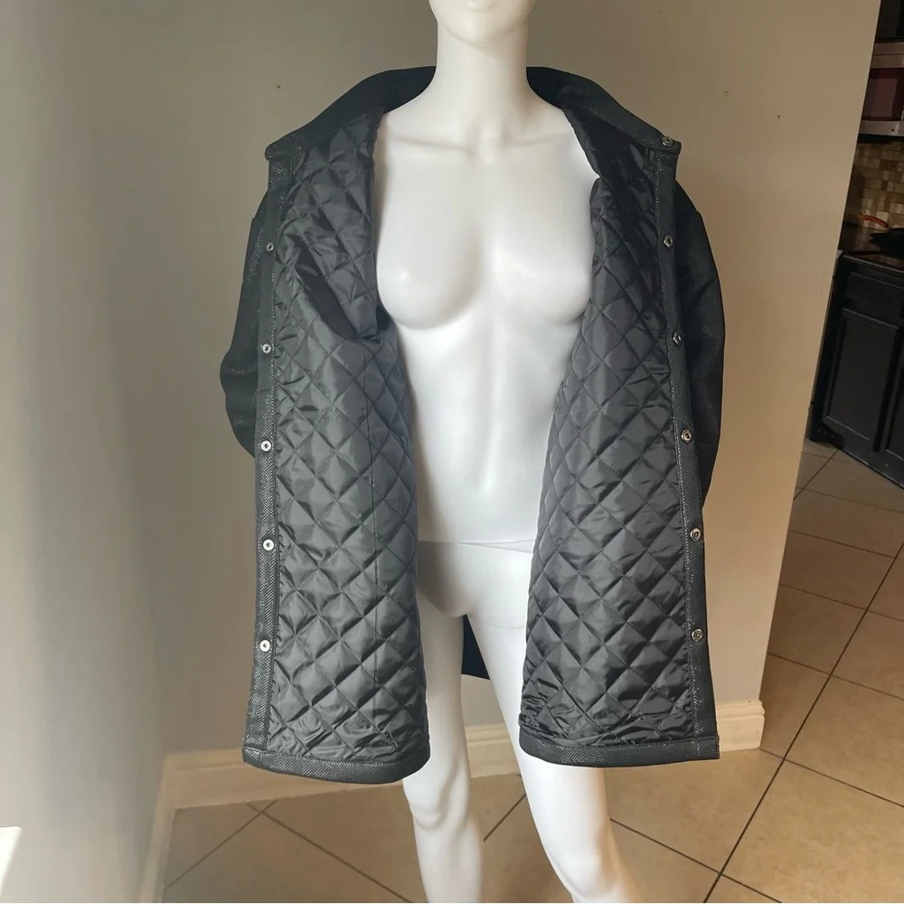 Black Metallic Snap-Button Shacket
Size xxl
For Men 
New
Brand is Forever 21 - Picture 6 of 11